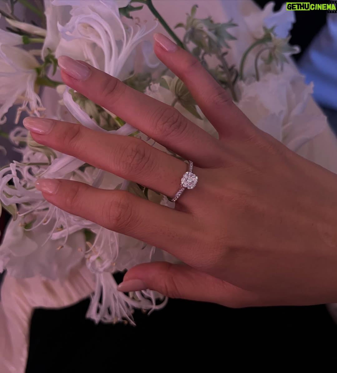 Phạm Nguyễn Lan Thy - 11.7K Likes - “Tối nay đi đám cưới chung với anh nha”

Ủa????? 💍 💐???