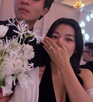 Phạm Nguyễn Lan Thy Instagram - “Tối nay đi đám cưới chung với anh nha”

Ủa????? 💍 💐???