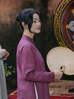 Phạm Nguyễn Lan Thy Instagram - “Thân em như tấm lụa đào, phất phơ giữa chợ biết vào tay ai”
 @quang.ming 

#LanThy #Soobin #Binz #MucHaVoNhan #SSLabel