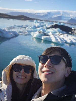 Phoebe Yuan Instagram - 跟你一樣
冰島、極光，也是我的死前清單之一，疫情過後、看了一些書，這幾年我們玩得很用力，當然也很認真工作(應該吧)，高中時我最佩服的一位同學：打架時他永遠衝第一，但他考試都考前三名。

跟我想的不一樣
這裡的觀光熱門程度，比我想像中的成熟好多
也許是我功課做得不夠徹底，幻想這裡非常荒涼，極度不便，整趟旅程令我印象最深刻的是第一天抵達摸黑開夜車，又大又大紅的月亮，就比地平線高一點，陪我開車3hr，全黑的公路只有一顆月亮跟少許的會車燈，車內搭配 @sigurros 的音樂。

有誰跟我一樣
怕行前準備太多到現場少了驚喜、又怕規劃太少到現場有點不安

小建議：
a. 天氣：冰島風極大，天氣瞬息萬變，全身防風防水衣是基本，愛去瀑布的人可多帶雨衣
b. 消費：100%刷卡，自駕10天沒有用到現金，物價約台灣4倍，自己煮省很多
c. 極光：2024~26太陽風暴高峰，之後逐年遞減，下一次高峰為11年後，你問AI會給你很多地點，未必要去冰島，追北極光必選秋冬
（下載極光APP，ex：Aurora Now，自行能觀測預報，可不買極光獵人）
d. 景點：熱門景點遊客數量頗多，要有心理準備，紀念品店很多
e. 交通：絕對自駕 全險，首推當地車商Blue car rental，提供鑰匙盒1秒取車

P1：冰河湖這區可看性很高也很多活動
P5：冰川健行嚮導不要選義大利人
P9：鑽石沙灘滿滿的人類
P10: 路邊一個很臭的地方
P15-17: 未知山路亂開
P18-20：風真的很大