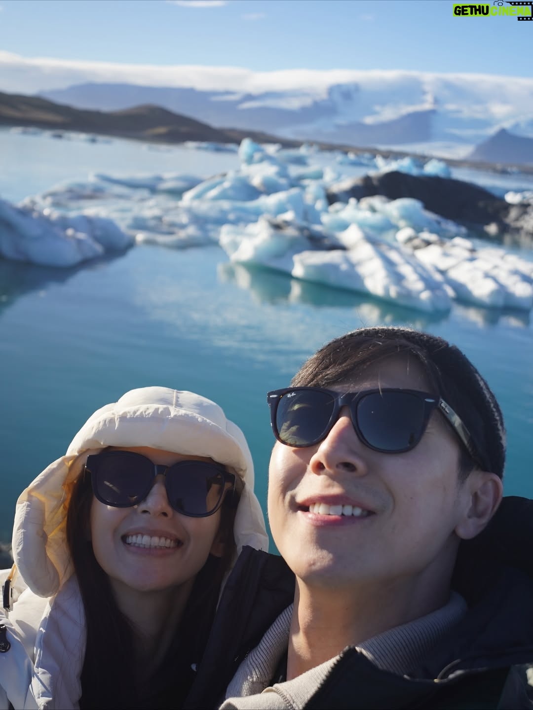 Phoebe Yuan - 8.8K Likes - 跟你一樣
冰島、極光，也是我的死前清單之一，疫情過後、看了一些書，這幾年我們玩得很用力，當然也很認真工作(應該吧)，高中時我最佩服的一位同學：打架時他永遠衝第一，但他考試都考前三名。

跟我想的不一樣
這裡的觀光熱門程度，比我想像中的成熟好多
也許是我功課做得不夠徹底，幻想這裡非常荒涼，極度不便，整趟旅程令我印象最深刻的是第一天抵達摸黑開夜車，又大又大紅的月亮，就比地平線高一點，陪我開車3hr，全黑的公路只有一顆月亮跟少許的會車燈，車內搭配 @sigurros 的音樂。

有誰跟我一樣
怕行前準備太多到現場少了驚喜、又怕規劃太少到現場有點不安

小建議：
a. 天氣：冰島風極大，天氣瞬息萬變，全身防風防水衣是基本，愛去瀑布的人可多帶雨衣
b. 消費：100%刷卡，自駕10天沒有用到現金，物價約台灣4倍，自己煮省很多
c. 極光：2024~26太陽風暴高峰，之後逐年遞減，下一次高峰為11年後，你問AI會給你很多地點，未必要去冰島，追北極光必選秋冬
（下載極光APP，ex：Aurora Now，自行能觀測預報，可不買極光獵人）
d. 景點：熱門景點遊客數量頗多，要有心理準備，紀念品店很多
e. 交通：絕對自駕 全險，首推當地車商Blue car rental，提供鑰匙盒1秒取車

P1：冰河湖這區可看性很高也很多活動
P5：冰川健行嚮導不要選義大利人
P9：鑽石沙灘滿滿的人類
P10: 路邊一個很臭的地方
P15-17: 未知山路亂開
P18-20：風真的很大