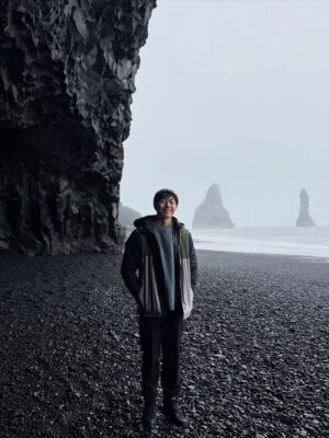 Phoebe Yuan Instagram - 跟你一樣
冰島、極光，也是我的死前清單之一，疫情過後、看了一些書，這幾年我們玩得很用力，當然也很認真工作(應該吧)，高中時我最佩服的一位同學：打架時他永遠衝第一，但他考試都考前三名。

跟我想的不一樣
這裡的觀光熱門程度，比我想像中的成熟好多
也許是我功課做得不夠徹底，幻想這裡非常荒涼，極度不便，整趟旅程令我印象最深刻的是第一天抵達摸黑開夜車，又大又大紅的月亮，就比地平線高一點，陪我開車3hr，全黑的公路只有一顆月亮跟少許的會車燈，車內搭配 @sigurros 的音樂。

有誰跟我一樣
怕行前準備太多到現場少了驚喜、又怕規劃太少到現場有點不安

小建議：
a. 天氣：冰島風極大，天氣瞬息萬變，全身防風防水衣是基本，愛去瀑布的人可多帶雨衣
b. 消費：100%刷卡，自駕10天沒有用到現金，物價約台灣4倍，自己煮省很多
c. 極光：2024~26太陽風暴高峰，之後逐年遞減，下一次高峰為11年後，你問AI會給你很多地點，未必要去冰島，追北極光必選秋冬
（下載極光APP，ex：Aurora Now，自行能觀測預報，可不買極光獵人）
d. 景點：熱門景點遊客數量頗多，要有心理準備，紀念品店很多
e. 交通：絕對自駕 全險，首推當地車商Blue car rental，提供鑰匙盒1秒取車

P1：冰河湖這區可看性很高也很多活動
P5：冰川健行嚮導不要選義大利人
P9：鑽石沙灘滿滿的人類
P10: 路邊一個很臭的地方
P15-17: 未知山路亂開
P18-20：風真的很大