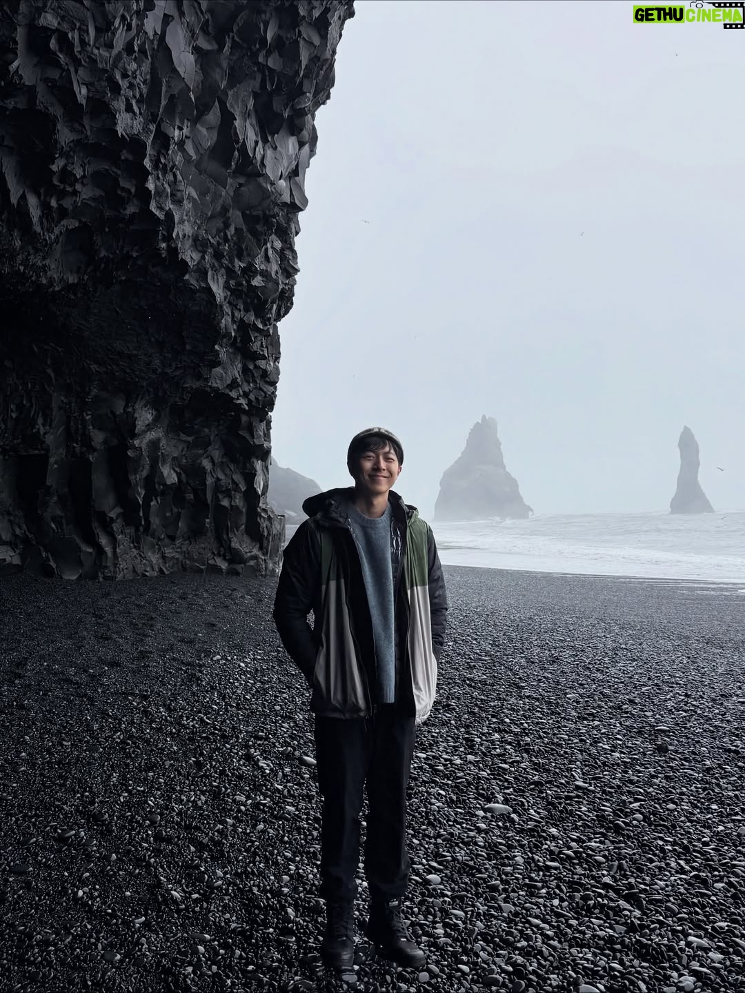 Phoebe Yuan - 8.8K Likes - 跟你一樣
冰島、極光，也是我的死前清單之一，疫情過後、看了一些書，這幾年我們玩得很用力，當然也很認真工作(應該吧)，高中時我最佩服的一位同學：打架時他永遠衝第一，但他考試都考前三名。

跟我想的不一樣
這裡的觀光熱門程度，比我想像中的成熟好多
也許是我功課做得不夠徹底，幻想這裡非常荒涼，極度不便，整趟旅程令我印象最深刻的是第一天抵達摸黑開夜車，又大又大紅的月亮，就比地平線高一點，陪我開車3hr，全黑的公路只有一顆月亮跟少許的會車燈，車內搭配 @sigurros 的音樂。

有誰跟我一樣
怕行前準備太多到現場少了驚喜、又怕規劃太少到現場有點不安

小建議：
a. 天氣：冰島風極大，天氣瞬息萬變，全身防風防水衣是基本，愛去瀑布的人可多帶雨衣
b. 消費：100%刷卡，自駕10天沒有用到現金，物價約台灣4倍，自己煮省很多
c. 極光：2024~26太陽風暴高峰，之後逐年遞減，下一次高峰為11年後，你問AI會給你很多地點，未必要去冰島，追北極光必選秋冬
（下載極光APP，ex：Aurora Now，自行能觀測預報，可不買極光獵人）
d. 景點：熱門景點遊客數量頗多，要有心理準備，紀念品店很多
e. 交通：絕對自駕 全險，首推當地車商Blue car rental，提供鑰匙盒1秒取車

P1：冰河湖這區可看性很高也很多活動
P5：冰川健行嚮導不要選義大利人
P9：鑽石沙灘滿滿的人類
P10: 路邊一個很臭的地方
P15-17: 未知山路亂開
P18-20：風真的很大