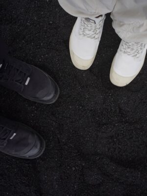 Phoebe Yuan Instagram - 跟你一樣
冰島、極光，也是我的死前清單之一，疫情過後、看了一些書，這幾年我們玩得很用力，當然也很認真工作(應該吧)，高中時我最佩服的一位同學：打架時他永遠衝第一，但他考試都考前三名。

跟我想的不一樣
這裡的觀光熱門程度，比我想像中的成熟好多
也許是我功課做得不夠徹底，幻想這裡非常荒涼，極度不便，整趟旅程令我印象最深刻的是第一天抵達摸黑開夜車，又大又大紅的月亮，就比地平線高一點，陪我開車3hr，全黑的公路只有一顆月亮跟少許的會車燈，車內搭配 @sigurros 的音樂。

有誰跟我一樣
怕行前準備太多到現場少了驚喜、又怕規劃太少到現場有點不安

小建議：
a. 天氣：冰島風極大，天氣瞬息萬變，全身防風防水衣是基本，愛去瀑布的人可多帶雨衣
b. 消費：100%刷卡，自駕10天沒有用到現金，物價約台灣4倍，自己煮省很多
c. 極光：2024~26太陽風暴高峰，之後逐年遞減，下一次高峰為11年後，你問AI會給你很多地點，未必要去冰島，追北極光必選秋冬
（下載極光APP，ex：Aurora Now，自行能觀測預報，可不買極光獵人）
d. 景點：熱門景點遊客數量頗多，要有心理準備，紀念品店很多
e. 交通：絕對自駕 全險，首推當地車商Blue car rental，提供鑰匙盒1秒取車

P1：冰河湖這區可看性很高也很多活動
P5：冰川健行嚮導不要選義大利人
P9：鑽石沙灘滿滿的人類
P10: 路邊一個很臭的地方
P15-17: 未知山路亂開
P18-20：風真的很大
