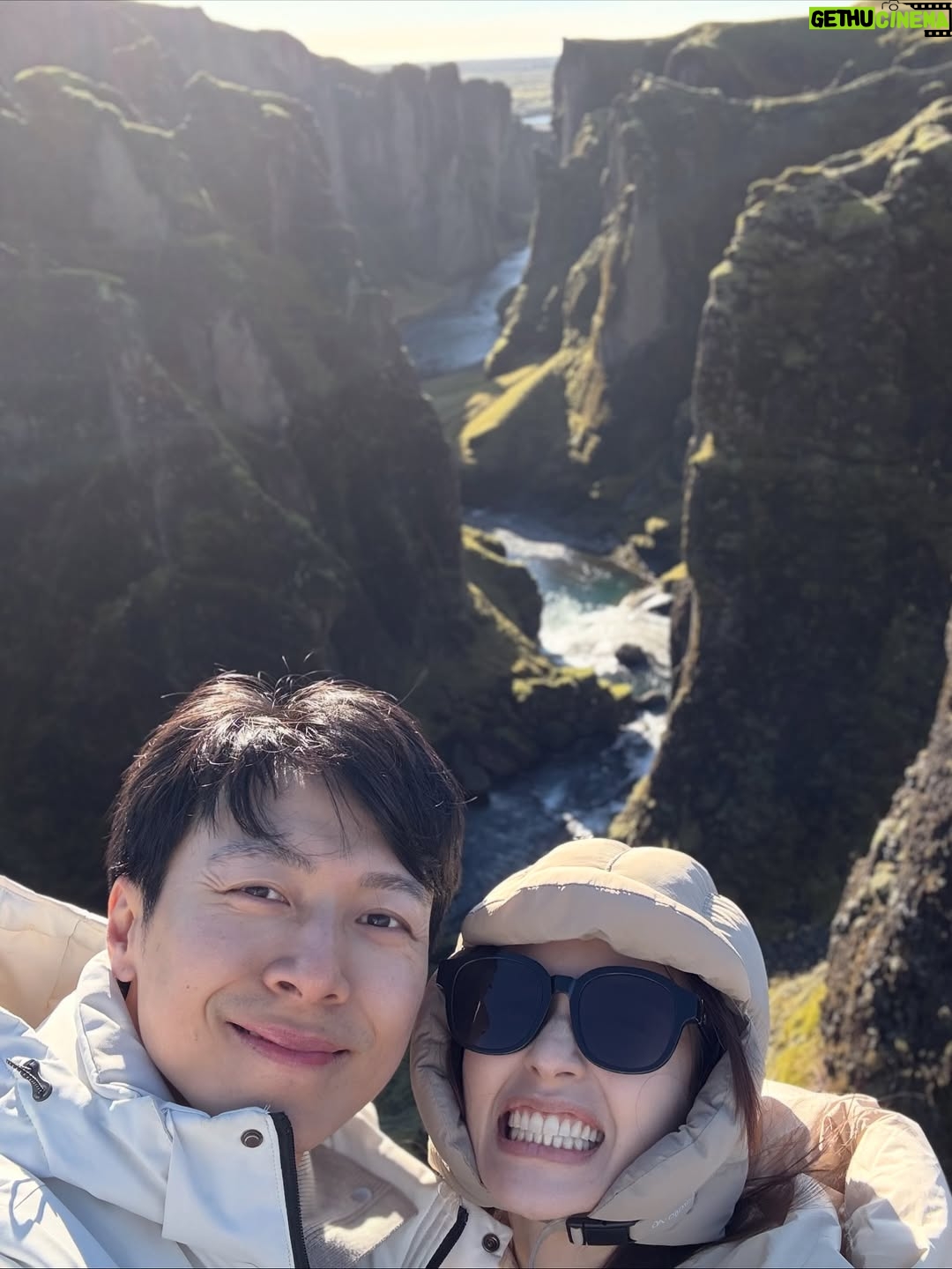 Phoebe Yuan - 8.8K Likes - 跟你一樣
冰島、極光，也是我的死前清單之一，疫情過後、看了一些書，這幾年我們玩得很用力，當然也很認真工作(應該吧)，高中時我最佩服的一位同學：打架時他永遠衝第一，但他考試都考前三名。

跟我想的不一樣
這裡的觀光熱門程度，比我想像中的成熟好多
也許是我功課做得不夠徹底，幻想這裡非常荒涼，極度不便，整趟旅程令我印象最深刻的是第一天抵達摸黑開夜車，又大又大紅的月亮，就比地平線高一點，陪我開車3hr，全黑的公路只有一顆月亮跟少許的會車燈，車內搭配 @sigurros 的音樂。

有誰跟我一樣
怕行前準備太多到現場少了驚喜、又怕規劃太少到現場有點不安

小建議：
a. 天氣：冰島風極大，天氣瞬息萬變，全身防風防水衣是基本，愛去瀑布的人可多帶雨衣
b. 消費：100%刷卡，自駕10天沒有用到現金，物價約台灣4倍，自己煮省很多
c. 極光：2024~26太陽風暴高峰，之後逐年遞減，下一次高峰為11年後，你問AI會給你很多地點，未必要去冰島，追北極光必選秋冬
（下載極光APP，ex：Aurora Now，自行能觀測預報，可不買極光獵人）
d. 景點：熱門景點遊客數量頗多，要有心理準備，紀念品店很多
e. 交通：絕對自駕 全險，首推當地車商Blue car rental，提供鑰匙盒1秒取車

P1：冰河湖這區可看性很高也很多活動
P5：冰川健行嚮導不要選義大利人
P9：鑽石沙灘滿滿的人類
P10: 路邊一個很臭的地方
P15-17: 未知山路亂開
P18-20：風真的很大