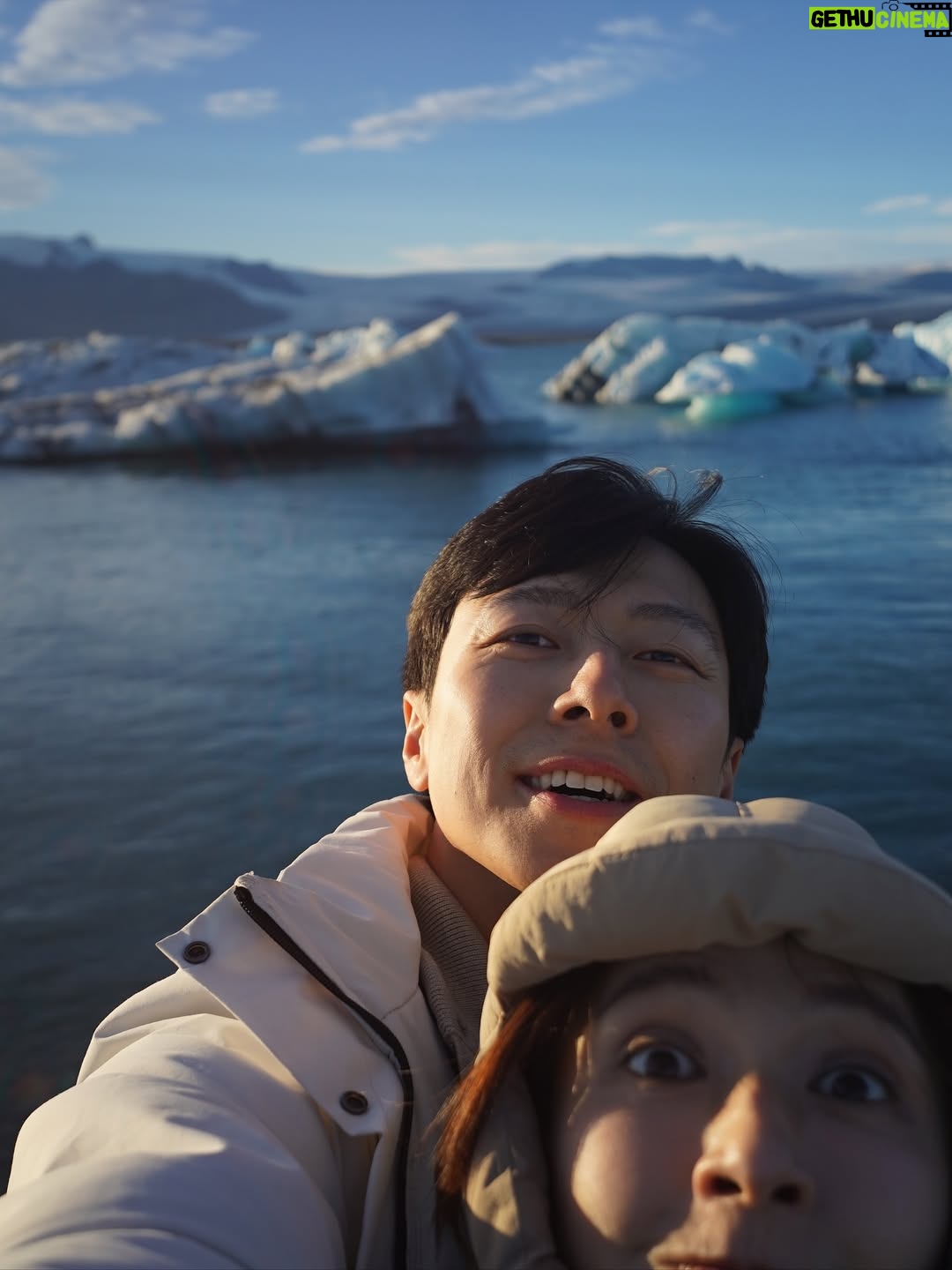 Phoebe Yuan - 8.8K Likes - 跟你一樣
冰島、極光，也是我的死前清單之一，疫情過後、看了一些書，這幾年我們玩得很用力，當然也很認真工作(應該吧)，高中時我最佩服的一位同學：打架時他永遠衝第一，但他考試都考前三名。

跟我想的不一樣
這裡的觀光熱門程度，比我想像中的成熟好多
也許是我功課做得不夠徹底，幻想這裡非常荒涼，極度不便，整趟旅程令我印象最深刻的是第一天抵達摸黑開夜車，又大又大紅的月亮，就比地平線高一點，陪我開車3hr，全黑的公路只有一顆月亮跟少許的會車燈，車內搭配 @sigurros 的音樂。

有誰跟我一樣
怕行前準備太多到現場少了驚喜、又怕規劃太少到現場有點不安

小建議：
a. 天氣：冰島風極大，天氣瞬息萬變，全身防風防水衣是基本，愛去瀑布的人可多帶雨衣
b. 消費：100%刷卡，自駕10天沒有用到現金，物價約台灣4倍，自己煮省很多
c. 極光：2024~26太陽風暴高峰，之後逐年遞減，下一次高峰為11年後，你問AI會給你很多地點，未必要去冰島，追北極光必選秋冬
（下載極光APP，ex：Aurora Now，自行能觀測預報，可不買極光獵人）
d. 景點：熱門景點遊客數量頗多，要有心理準備，紀念品店很多
e. 交通：絕對自駕 全險，首推當地車商Blue car rental，提供鑰匙盒1秒取車

P1：冰河湖這區可看性很高也很多活動
P5：冰川健行嚮導不要選義大利人
P9：鑽石沙灘滿滿的人類
P10: 路邊一個很臭的地方
P15-17: 未知山路亂開
P18-20：風真的很大
