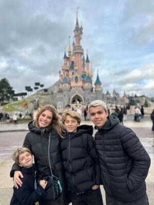 Pimpinha Jardim Instagram - Não nos fartamos uns dos outros nem de parques temáticos ✨E assim foi o primeiro dia na @disneylandparis para os festejos da Festa Mágica 💫
#FestaMagica
.
O meu casaco é o do Kiko são da @scalperscompany