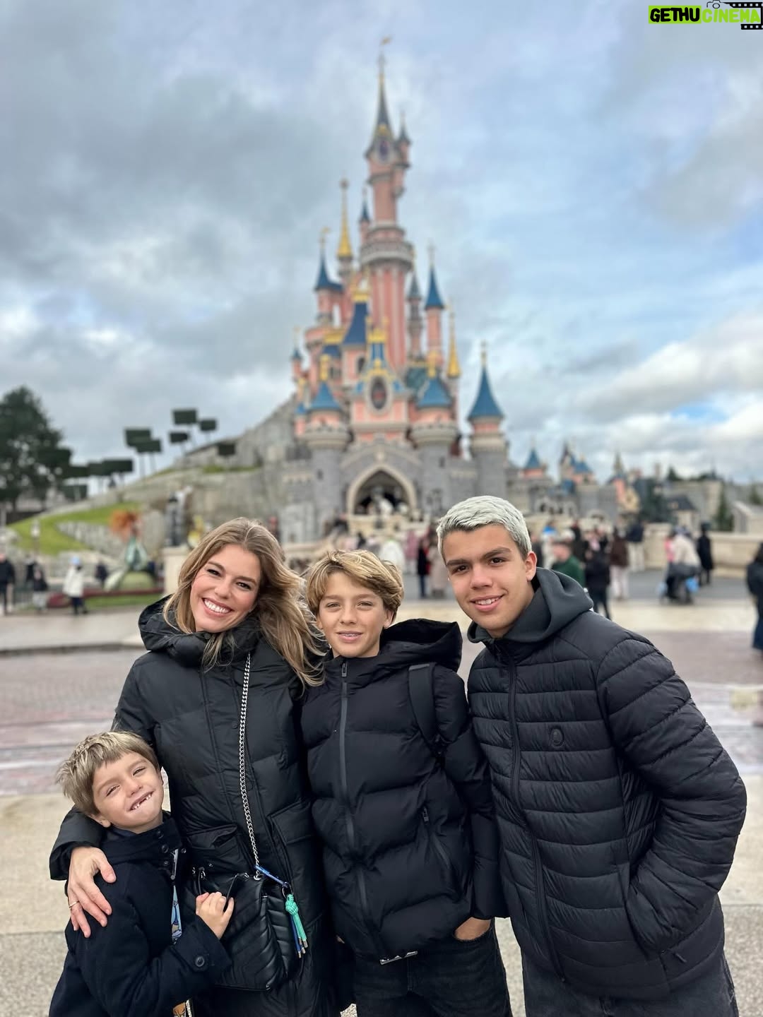 Pimpinha Jardim - 10.9K Likes - Não nos fartamos uns dos outros nem de parques temáticos ✨E assim foi o primeiro dia na @disneylandparis para os festejos da Festa Mágica 💫
#FestaMagica
.
O meu casaco é o do Kiko são da @scalperscompany