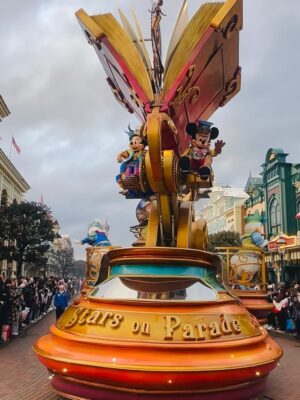 Pimpinha Jardim Instagram - Não nos fartamos uns dos outros nem de parques temáticos ✨E assim foi o primeiro dia na @disneylandparis para os festejos da Festa Mágica 💫
#FestaMagica
.
O meu casaco é o do Kiko são da @scalperscompany