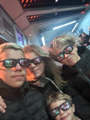 Pimpinha Jardim Instagram - Não nos fartamos uns dos outros nem de parques temáticos ✨E assim foi o primeiro dia na @disneylandparis para os festejos da Festa Mágica 💫
#FestaMagica
.
O meu casaco é o do Kiko são da @scalperscompany