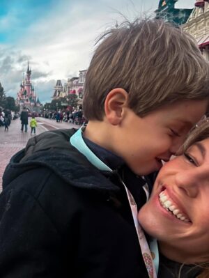 Pimpinha Jardim Instagram - Não nos fartamos uns dos outros nem de parques temáticos ✨E assim foi o primeiro dia na @disneylandparis para os festejos da Festa Mágica 💫
#FestaMagica
.
O meu casaco é o do Kiko são da @scalperscompany