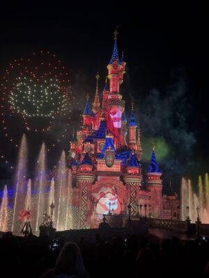 Pimpinha Jardim Instagram - Não nos fartamos uns dos outros nem de parques temáticos ✨E assim foi o primeiro dia na @disneylandparis para os festejos da Festa Mágica 💫
#FestaMagica
.
O meu casaco é o do Kiko são da @scalperscompany