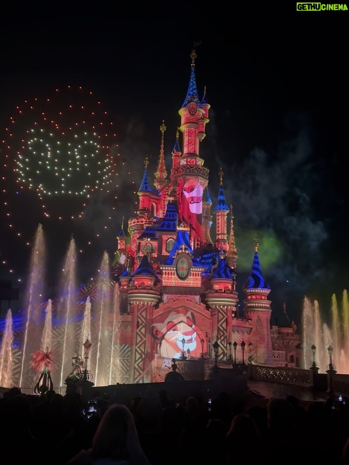 Pimpinha Jardim - 10.9K Likes - Não nos fartamos uns dos outros nem de parques temáticos ✨E assim foi o primeiro dia na @disneylandparis para os festejos da Festa Mágica 💫
#FestaMagica
.
O meu casaco é o do Kiko são da @scalperscompany