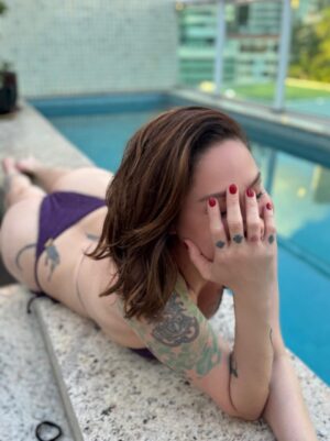 Pitty Instagram - eu tava meio borocoxô. uma amiga que gosta e tem as manha de tirar foto, vem e diz: “solta o cabelo, aí, vai ” 💁🏻♀️
resultado. Lua, te amo 💜