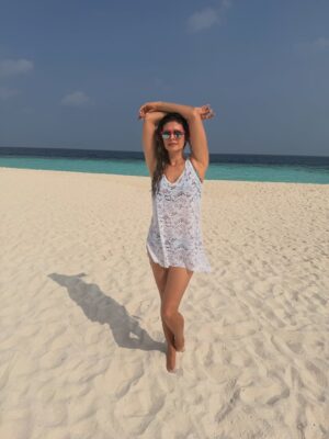 Pooja Batra Instagram - Finding my glow as the sun dips right into the turquoise waters of the #Maldives 🧘‍♀️🌊. It’s perfect as is at @avanimaldives 
#housereef #atoll #firstholiday #2026