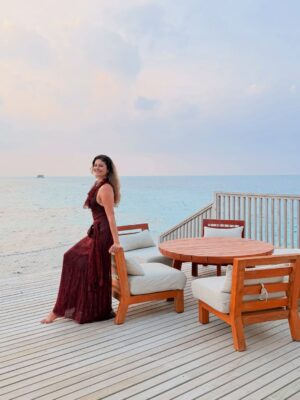 Pooja Batra Instagram - Finding my glow as the sun dips right into the turquoise waters of the #Maldives 🧘‍♀️🌊. It’s perfect as is at @avanimaldives 
#housereef #atoll #firstholiday #2026