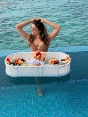 Pooja Batra Instagram - Finding my glow as the sun dips right into the turquoise waters of the #Maldives 🧘‍♀️🌊. It’s perfect as is at @avanimaldives 
#housereef #atoll #firstholiday #2026