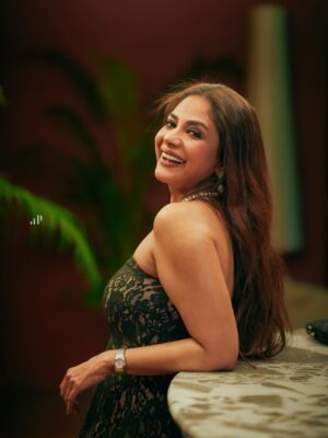 Poornima Indrajith Instagram - 🖤 🖤
Wore a custom made gown by @pranaahbypoornimaindrajith and styled it with jewellery by  @anni_jewellery 
Thank you for the lovely pics @ameensabil