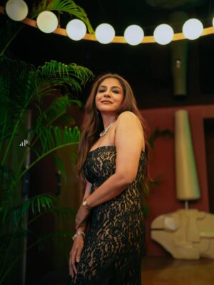 Poornima Indrajith Instagram - 🖤 🖤
Wore a custom made gown by @pranaahbypoornimaindrajith and styled it with jewellery by  @anni_jewellery 
Thank you for the lovely pics @ameensabil