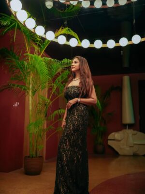 Poornima Indrajith Instagram - 🖤 🖤
Wore a custom made gown by @pranaahbypoornimaindrajith and styled it with jewellery by  @anni_jewellery 
Thank you for the lovely pics @ameensabil