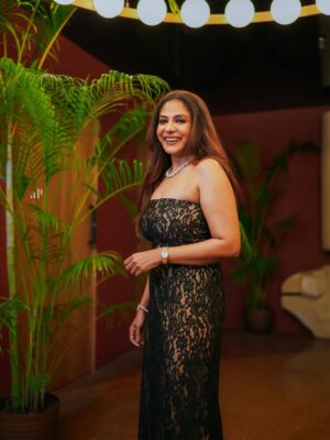 Poornima Indrajith Instagram - 🖤 🖤
Wore a custom made gown by @pranaahbypoornimaindrajith and styled it with jewellery by  @anni_jewellery 
Thank you for the lovely pics @ameensabil