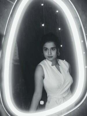 Prathana Nathan Instagram - Between shades🤍🖤
Wearing @oneofsoros ♥️
Styling @sandeep_sharmak05
H&M @sunita_aji
Shot by @its_surean
#ttt #thalaivarthambithalaimaiyil