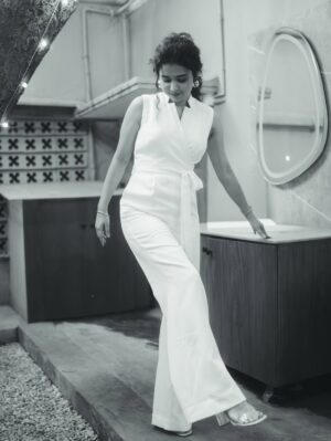 Prathana Nathan Instagram - Between shades🤍🖤
Wearing @oneofsoros ♥️
Styling @sandeep_sharmak05
H&M @sunita_aji
Shot by @its_surean
#ttt #thalaivarthambithalaimaiyil