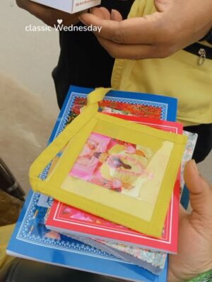 Priyanka Pandit Instagram - Isse acha gift kya ho sakta he🥹thanks patidev❤️ @hari_sevak7
