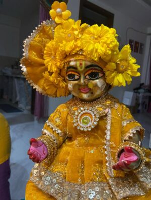 Priyanka Pandit Instagram - Basant panchami ki subhkamnaye 🤗 #radhe #vrindavan #laddugopal #krishna