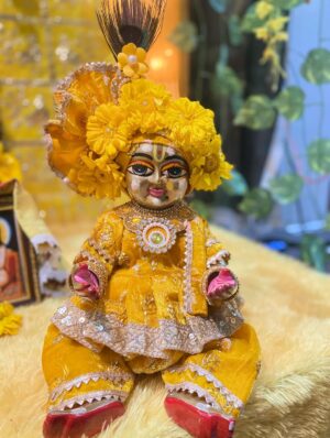 Priyanka Pandit Instagram - Basant panchami ki subhkamnaye 🤗 #radhe #vrindavan #laddugopal #krishna