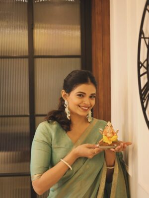 Priyanka Tendolkar Instagram - Biggg shoutout for @morya_studio_kalyan 🌺
.
.
तुमच्या हातात जादू आहे. ✨
Thank you for being part my new journey 🚙
.
.
Check out @morya_studio_kalyan 🤩
.
📷- @yogclicks 🤗