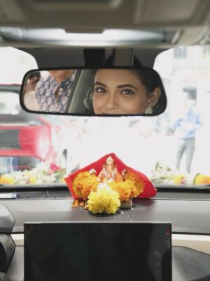 Priyanka Tendolkar Instagram - Biggg shoutout for @morya_studio_kalyan 🌺
.
.
तुमच्या हातात जादू आहे. ✨
Thank you for being part my new journey 🚙
.
.
Check out @morya_studio_kalyan 🤩
.
📷- @yogclicks 🤗