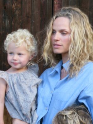 Rachel Roberts Instagram - I blinked and you grew up! 
Happy 18th Birthday Ava! 
💫❤️💫❤️💫❤️💫❤️💫
I’m beyond grateful for the magical journey that is being your mama. Thank you for all the hugs and all the laughs and for getting to watch you grow into the woman you are becoming. I love you beyond words. 
I hope this trip around the sun is the best one yet! #aquariusseason♒️ @avaniccol