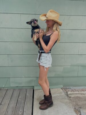 Rachel Roberts Instagram - I blinked and you grew up! 
Happy 18th Birthday Ava! 
💫❤️💫❤️💫❤️💫❤️💫
I’m beyond grateful for the magical journey that is being your mama. Thank you for all the hugs and all the laughs and for getting to watch you grow into the woman you are becoming. I love you beyond words. 
I hope this trip around the sun is the best one yet! #aquariusseason♒️ @avaniccol