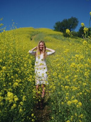 Rachel Roberts Instagram - I blinked and you grew up! 
Happy 18th Birthday Ava! 
💫❤️💫❤️💫❤️💫❤️💫
I’m beyond grateful for the magical journey that is being your mama. Thank you for all the hugs and all the laughs and for getting to watch you grow into the woman you are becoming. I love you beyond words. 
I hope this trip around the sun is the best one yet! #aquariusseason♒️ @avaniccol