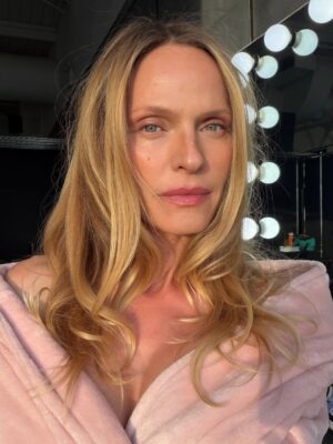 Rachel Roberts Instagram - Quick trip to NYC with this dream team. 
Thank you @piariverola @d_i_a_n_n_a___l_u_n_t @emikaneko @dre_on_hair @thaisoficial  @brunatenorio @counterbeautyofficial @establishmentny and the whole team for an amazing shoot. #noretouchneeded