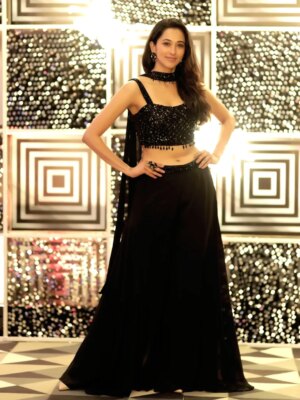 Radhika Narayan Instagram - She was the Lady in Black for the @colorskannadaofficial Anubandha Awards! 😄

Styling and costume: @laxmikrishnaofficial 
Photography: @veeru.photogrphy