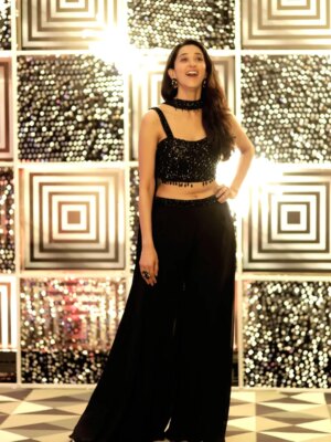 Radhika Narayan Instagram - She was the Lady in Black for the @colorskannadaofficial Anubandha Awards! 😄

Styling and costume: @laxmikrishnaofficial 
Photography: @veeru.photogrphy