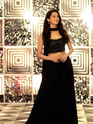 Radhika Narayan Instagram - She was the Lady in Black for the @colorskannadaofficial Anubandha Awards! 😄

Styling and costume: @laxmikrishnaofficial 
Photography: @veeru.photogrphy