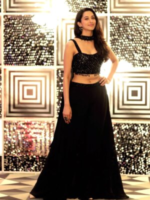 Radhika Narayan Instagram - She was the Lady in Black for the @colorskannadaofficial Anubandha Awards! 😄

Styling and costume: @laxmikrishnaofficial 
Photography: @veeru.photogrphy