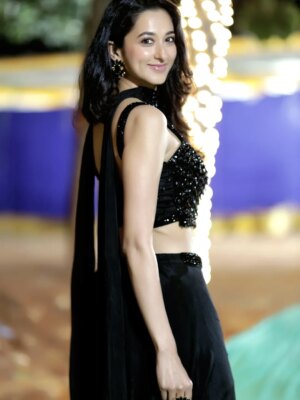 Radhika Narayan Instagram - She was the Lady in Black for the @colorskannadaofficial Anubandha Awards! 😄

Styling and costume: @laxmikrishnaofficial 
Photography: @veeru.photogrphy