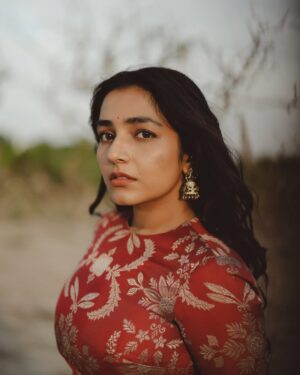 Rajisha Vijayan Instagram - In the wilderness, she felt at home 🍁

Wearing : @raw_mango
Styling : @stylewithmay_ @mayzaideh_khalid
Photography: @merin__georg 
MUA : @vasan_makeupartist
Hair:@makeup_artist_aneeshmadhav_in

#rajishavijayan #photoshoot