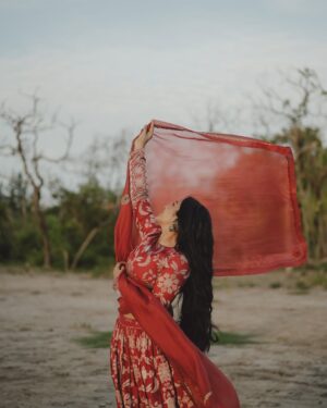Rajisha Vijayan Instagram - In the wilderness, she felt at home 🍁

Wearing : @raw_mango
Styling : @stylewithmay_ @mayzaideh_khalid
Photography: @merin__georg 
MUA : @vasan_makeupartist
Hair:@makeup_artist_aneeshmadhav_in

#rajishavijayan #photoshoot