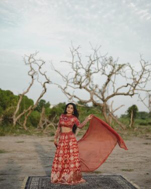 Rajisha Vijayan Instagram - In the wilderness, she felt at home 🍁

Wearing : @raw_mango
Styling : @stylewithmay_ @mayzaideh_khalid
Photography: @merin__georg 
MUA : @vasan_makeupartist
Hair:@makeup_artist_aneeshmadhav_in

#rajishavijayan #photoshoot