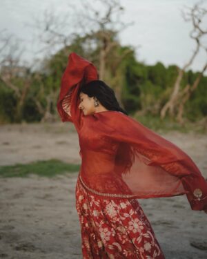 Rajisha Vijayan Instagram - In the wilderness, she felt at home 🍁

Wearing : @raw_mango
Styling : @stylewithmay_ @mayzaideh_khalid
Photography: @merin__georg 
MUA : @vasan_makeupartist
Hair:@makeup_artist_aneeshmadhav_in

#rajishavijayan #photoshoot