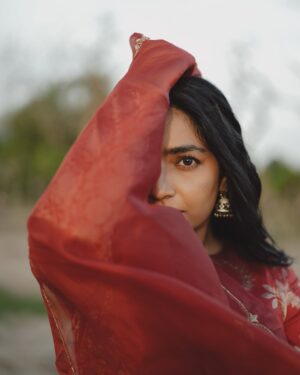 Rajisha Vijayan Instagram - In the wilderness, she felt at home 🍁

Wearing : @raw_mango
Styling : @stylewithmay_ @mayzaideh_khalid
Photography: @merin__georg 
MUA : @vasan_makeupartist
Hair:@makeup_artist_aneeshmadhav_in

#rajishavijayan #photoshoot