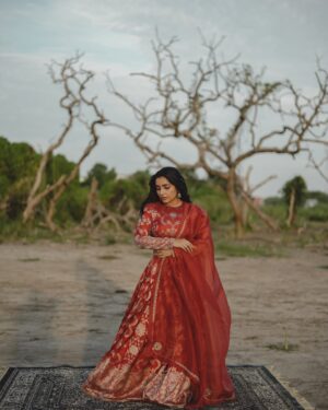 Rajisha Vijayan Instagram - In the wilderness, she felt at home 🍁

Wearing : @raw_mango
Styling : @stylewithmay_ @mayzaideh_khalid
Photography: @merin__georg 
MUA : @vasan_makeupartist
Hair:@makeup_artist_aneeshmadhav_in

#rajishavijayan #photoshoot