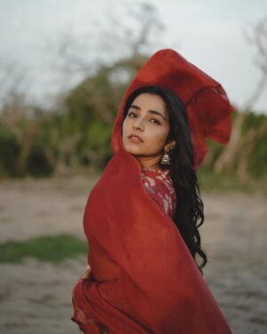 Rajisha Vijayan Instagram - In the wilderness, she felt at home 🍁

Wearing : @raw_mango
Styling : @stylewithmay_ @mayzaideh_khalid
Photography: @merin__georg 
MUA : @vasan_makeupartist
Hair:@makeup_artist_aneeshmadhav_in

#rajishavijayan #photoshoot
