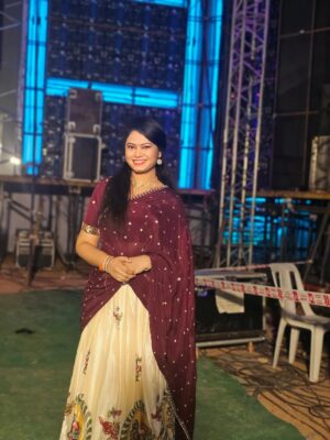 Ramya Behara Instagram - The struggle @sahithichaganti and I went through just to find decent lighting deserves an award 🤣

Outfit by @kowshiki_couture 💃🏻