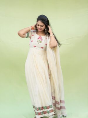 Ramya Behara Instagram - Don’t let anyone dim the glow you carry❤️✨

Outfit by @vastra_suka 
Captured by @yes_myclicks